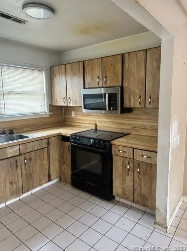 11 Tuttle St, Stamford, CT 06902-4642