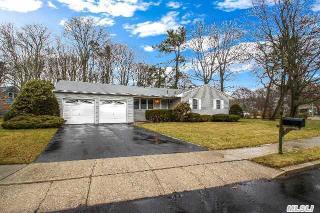 15 Sejon Dr, Sayville, NY 11782-3226