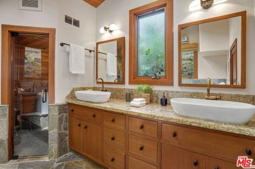 1719 Oak Dr, Topanga CA  90290-4025 exterior