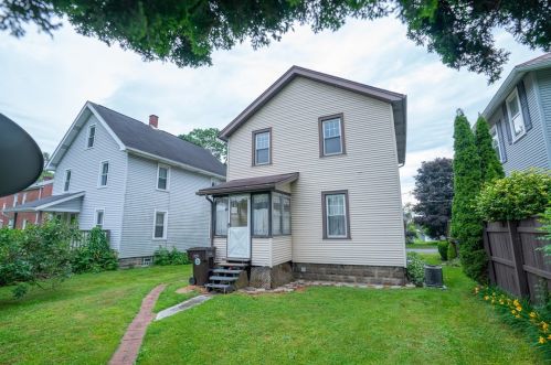 414 Memorial Ave, Grove City, PA 16127-2310