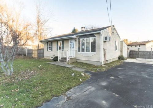 9 Essex Rd, Fishkill NY  12524-1411 exterior
