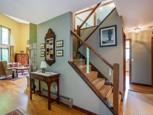 28 Garnet Rd, Roxbury CT  06783-2033 exterior