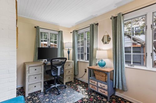 42 Pelham Pkwy, North Providence RI  02911-2915 exterior