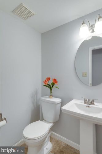 2308 Whitetail Ct, Herndon VA  20191-3018 exterior