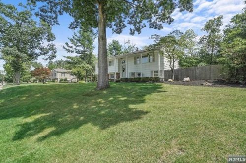 162 Manito Ave, Oakland, NJ 07436-4028