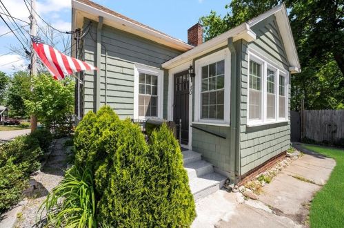 30 Cruise St, Warwick, RI 02888-1616