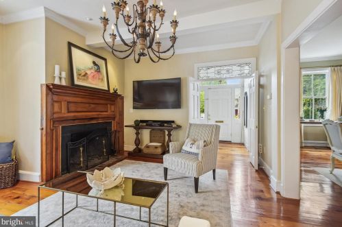 19 Cornwall St, Leesburg VA 20176-2701 exterior