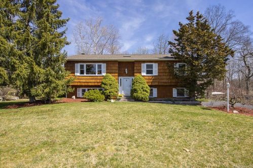 7 Langschur Ct, Thiells, NY 10984-1320