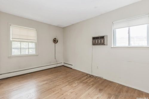 9 Foothill Ln, Elwood NY  11731-4106 exterior