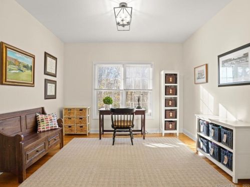 17 Roseview Ct, Bridgeport CT  06611-2078 exterior