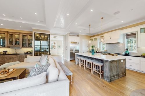 2691 Crestview Dr, Newport Beach CA  92663-5626 exterior