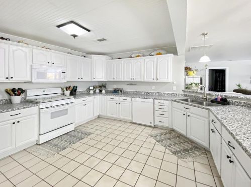 1000 Chestnut St, Honey Grove TX  75446-2036 exterior