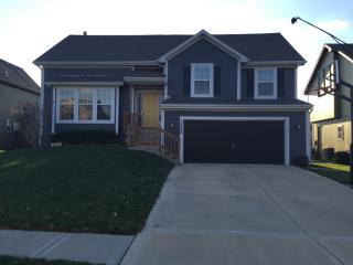 12400 Quail Ridge Dr, Olathe KS  66061-7784 exterior