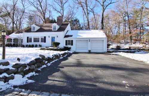 7 Apple Tree Ln, Stamford, CT 06905-1009