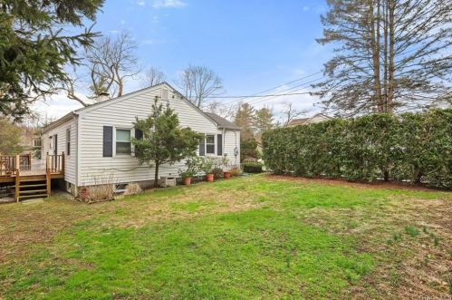 86 Crescent Ter, Bedford Hills, NY 10507-1313