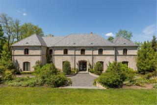 24 Gristmill Ln, North Hills, NY 11030-1108