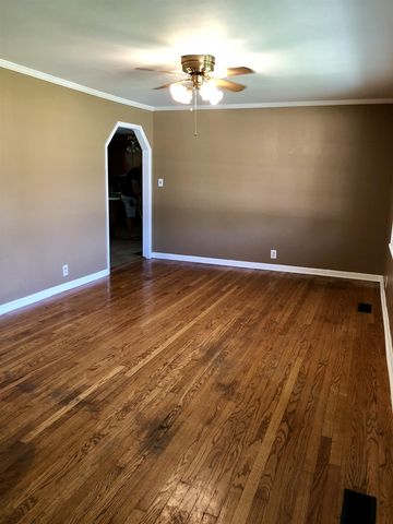 824 Broad St, Smithville, TN 37166-1010