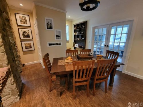 2 Metuchen Ave, Woodbridge NJ  07095-1923 exterior