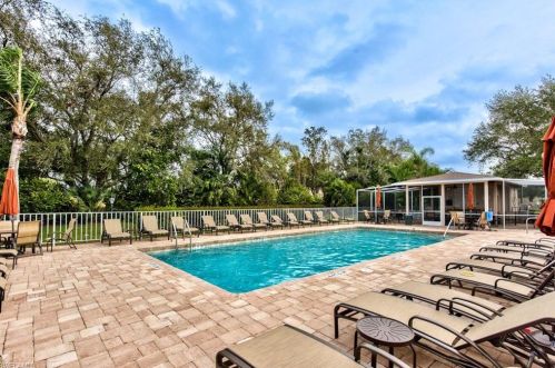 7360 Glenmoor Ln, Naples FL  34104-6784 exterior