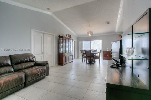 8010 197th St, Hialeah, FL 33015-6359