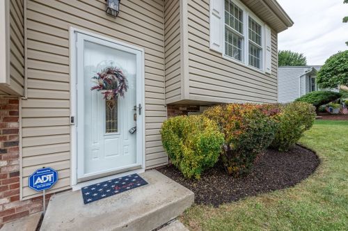 1933 Strawbridge Dr, Library, PA 15129-9208