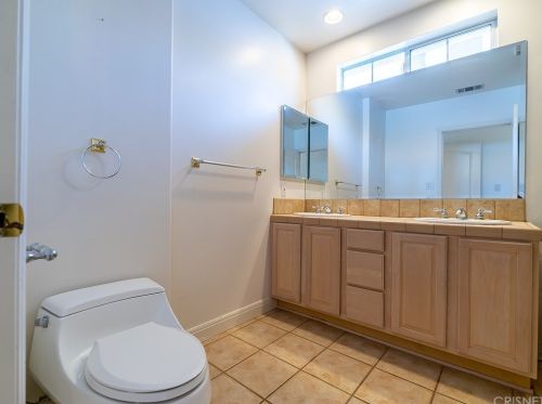 17935 Rosita St, Van Nuys CA 91316-4217 exterior