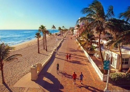 1451 12th Ct, Hollywood FL  33019-3260 exterior