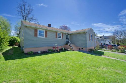 62 Traverse St, Waterbury, CT 06704-3226