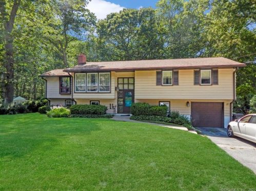 17 West Dr, Gales Ferry, CT 06335-1645