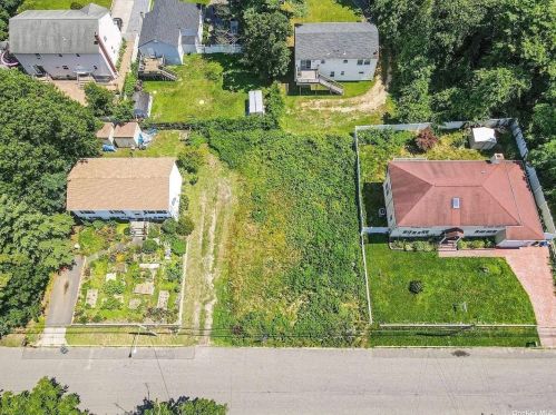 15 Birch St, Wheatley Heights NY  11798-4025 exterior