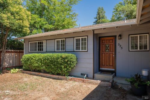 525 Oak Manor Dr, Ukiah CA  95482-5121 exterior