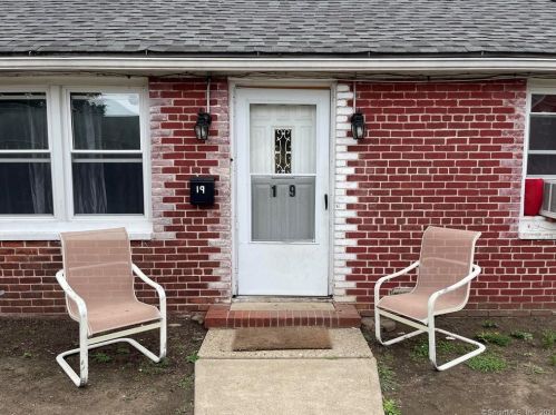 11 Wake St, Bridgeport, CT 06610-2391