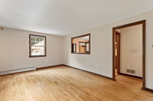 8 Gulf Brook Dr, Northford, CT 06472-1449