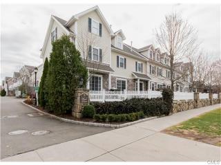 39 Maple Tree Ave, Stamford CT  06906-2206 exterior