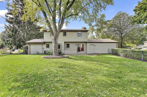 1900 Laura Ln, Waukesha, WI 53186-2808