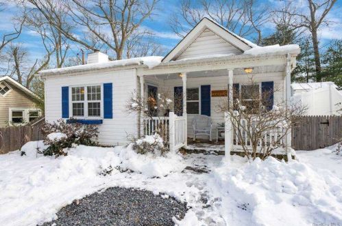 5 Mineola Rd, Scotts Beach, NY 11789-1838