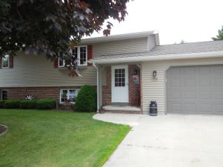 930 41st St, Manitowoc, WI 54220-4712