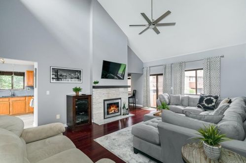 202 Scenic Dr, Mohegan Lake, NY 10547-1254