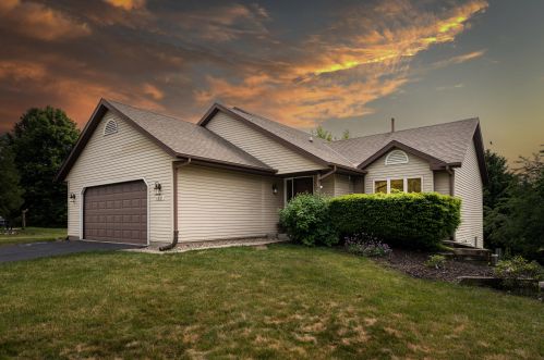 1037 Eton Ct, Chenequa, WI 53029-2710
