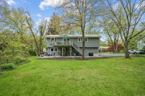 32 Mayer Dr, Airmont NY  10901-3729 exterior