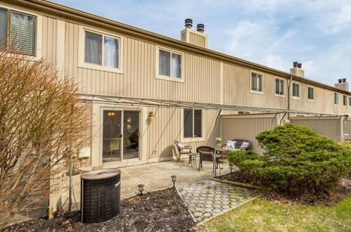 1554 Pineview Dr, Pittsburgh, PA 15241-3204