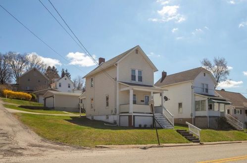 724 4th St, Jeannette, PA 15644-1431