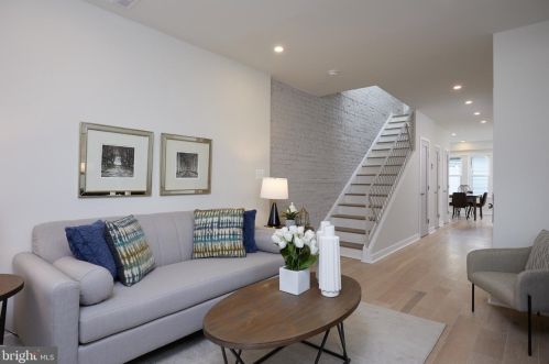 786 Lamont St, Washington, DC 20010-1527