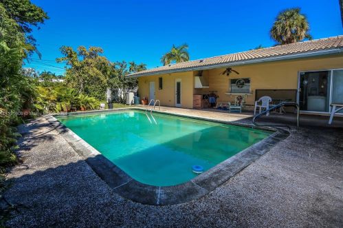 712 10th Ave, Hollywood FL  33019-1903 exterior