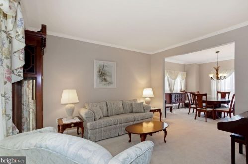 104 Locust Grove Dr, Purcellville, VA 20132-3280