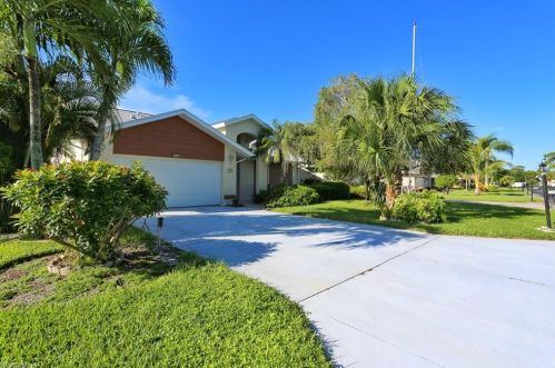 1352 Monarch Cir, Naples FL  34116-6607 exterior
