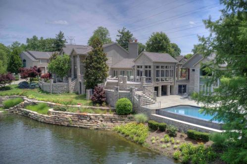 875 Squire Oaks Dr, Covington KY  41017-1342 exterior