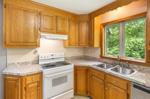 32 Fogarty Ave, Norwich, CT 06351-1720