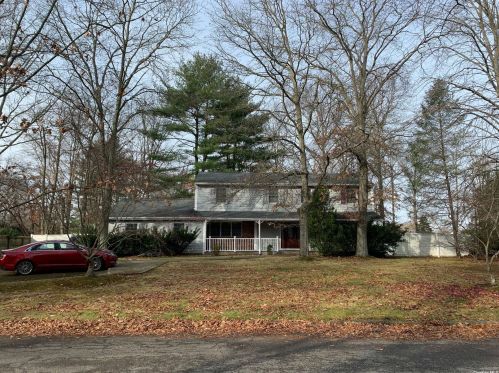 10 Sleepy Ln, Huntington Station, NY 11747-3213