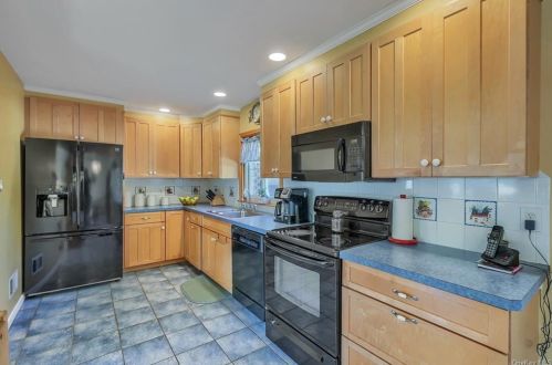 6 Hickory Ln, New Hamburg, NY 12590-2315